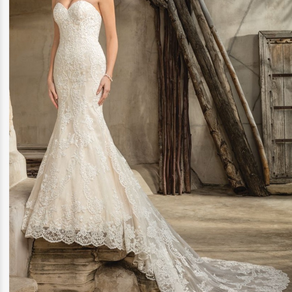 Casablanca Bridal Lace Wedding Dress – Size 10 – New, Unaltered. $1,050 OBO